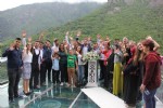 Cam seyir terasında nikah kıydılar