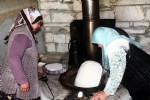 Mahalleli ekmeğini tandırdan çıkarıyor
