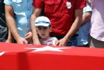 Yılın annesi şehit oğlunu uğurladı