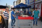 Felçli köpeğe çocuğu gibi bakıyor