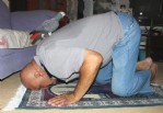 'Allah bir' deyip namaz kılıyor 