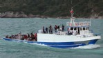 Mülteci teknesine helikopterli kurtarma