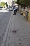 Annesinin elini bıraktı, araba çarptı