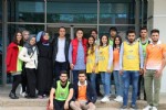 Gençler iyilik için pazarda