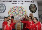 Harçlıklar sadaka taşından