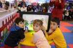 Çocuklar Karagöz ve Hacivat ile eğleniyor