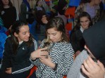 Üşüyen yavru kediyi okula getirdi