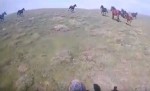 Dağda karşısına çıkan yılkı atlarıyla yarıştı