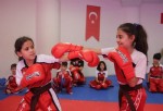 7 torunuyla beraber 10 çocuğu kick boksa götürüyor