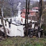 70 yıllık ahşap cami alevlere teslim oldu