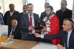 Dünya üçüncüsü güreşçiye coşkulu karşılama