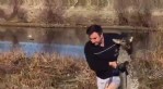Yaralı karacayı köpeklerden kurtardılar