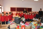 Köydeki arkadaşları için oyuncak topladılar