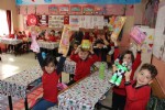 Köydeki arkadaşları için oyuncak topladılar