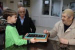 Minik öğrencilerden huzurevi ziyareti