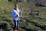 Çocuklarla futbol oynadı, çay budadı