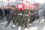 Şehit eşini üniformasıyla uğurladı