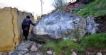Dev kayalar evlerin üzerine düştü