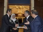 Kktc Cumhurbaşkanı Akıncı’dan Rektör Özer’e Plaket