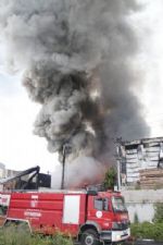 Yanan İki Fabrikada Alevler Yeniden Yükseldi