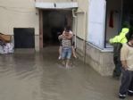 İnegöl’de Rögarlar Tıkandı, Evleri Su Bastı