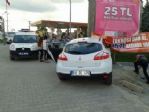 Yoldan Çıkan Otomobil Benzinliğe Daldı