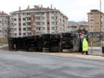 Tosya’da Yıkılan Köprünün Yanında Tır Devrildi: 1 Yaralı