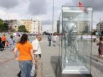 89. Gazi Koşusu Öncesi Taksim’e Konulan Atatürk Heykeline Yoğun İlgi