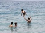 Antalya’da Sıcaktan Bunalan Sahile Koştu