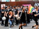 Lgbt Üyeleri İle Polis Arasındaki Gerginlik Devam Ediyor