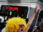 Lgbt Üyeleri İle Polis Arasındaki Gerginlik Devam Ediyor