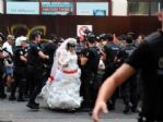 Lgbt Üyeleri İle Polis Arasındaki Gerginlik Devam Ediyor