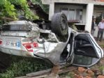 Aynı Evin Önüne Yine Otomobil Uçtu: 2 Yaralı