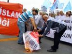 Memur-sen Çin Malı Ürünleri Yakarak Protesto Etti
