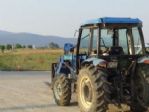 Sürücülere Kızan Çiftçi Traktörüyle Yolu Kapattı