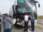 İşçi Servisi Traktöre Çarptı; 2 Yaralı