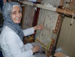 Kilim Dokuma Sanatını İki Kız Kardeş Yaşatmaya Çalışıyor
