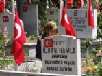 Şehitlikte Hüzünlü Bayram