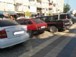 Bu Caddede Kaldırımları İnsanlardan Çok Araçlar Kullanıyor