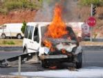 Kaza Yapan Otomobilde Çıkan Yangın Korkuttu