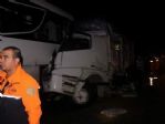 Yolcu Otobüsü İle Kamyon Çarpıştı: 16 Yaralı