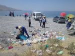 Tuşba Belediyesi’nden Sahil Temizliği Ve Konteyner Dağıtımı