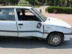 Yoldan Çıkan Otomobil Direğe Çarptı