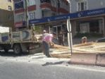 Kamyonun Kasasından Dökülen Keresteler Tehlike Saçtı
