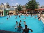 Sıcaktan Bunalan Gençler Havuza Koştu