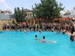 Sıcaktan Bunalan Gençler Havuza Koştu