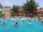 Sıcaktan Bunalan Gençler Havuza Koştu