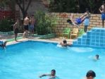 Sıcaktan Bunalan Gençler Havuza Koştu