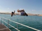 Sıcaktan Bunalan Vatandaşlar Yüzen Havuzda Serinledi