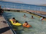 Sıcaktan Bunalan Vatandaşlar Yüzen Havuzda Serinledi